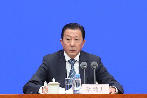 梁家辉叶童再度携手爱至生命尽头相濡以沫执手白头共诉岁月箴言电影《我爱你！》发布的“谢谢你”版预告中，年迈老人谢定山（梁家辉 饰）与罹患阿尔茨海默病的妻子赵欢欣（叶童 饰）彼此搀扶走过四十五载，可操劳一生的二人晚年却要面对子女轻率漠视和病痛折磨的孤独无助